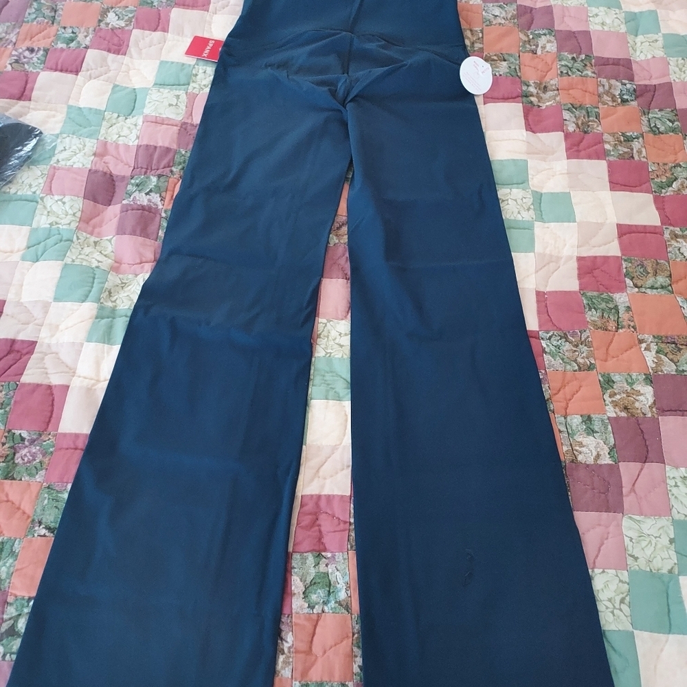 NWT Spanx Booty Boost Yoga Pant with Flare - Picture 2 of 3